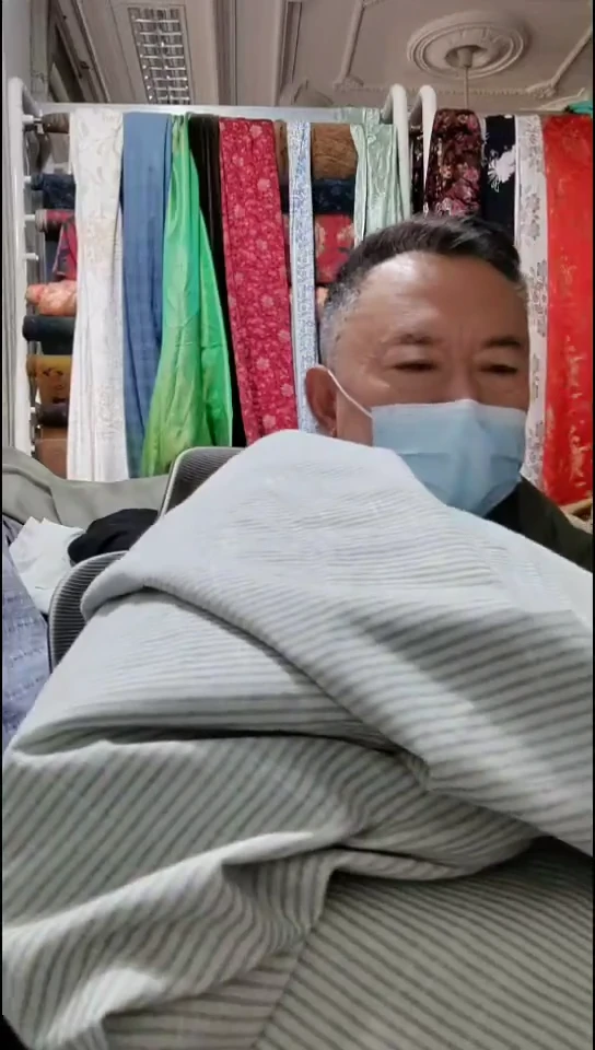 浅灰绿色条条小纹路宽面布料