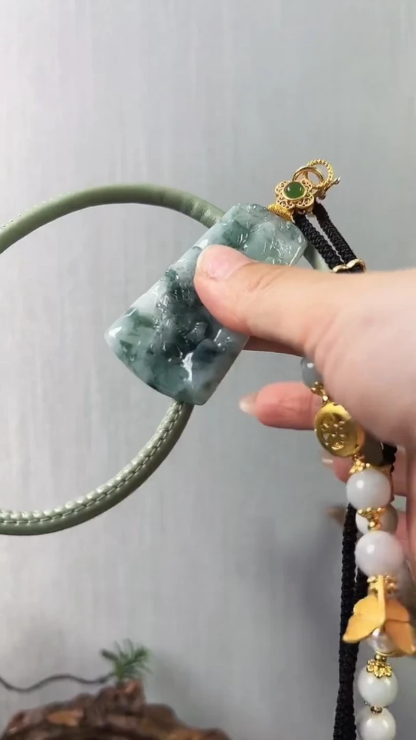 【闪购商品】翡翠颈饰未镶嵌山水