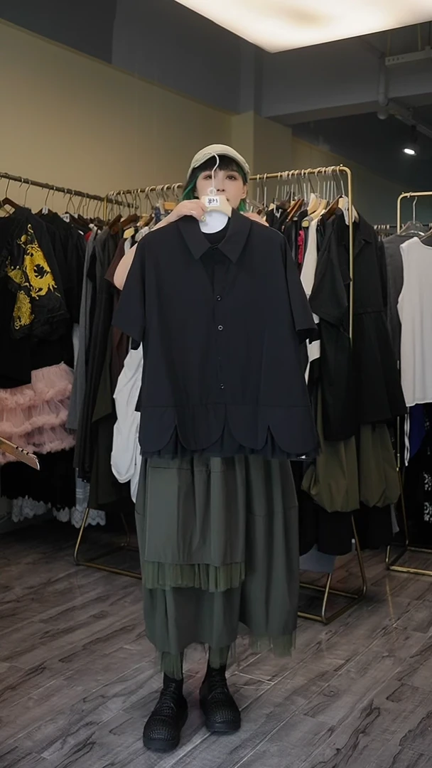 D**。黑色上衣黑色上衣裤子