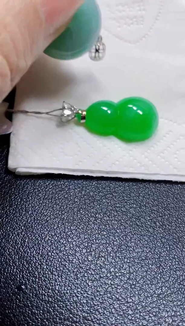 颈饰18K金镶嵌翡翠葫芦