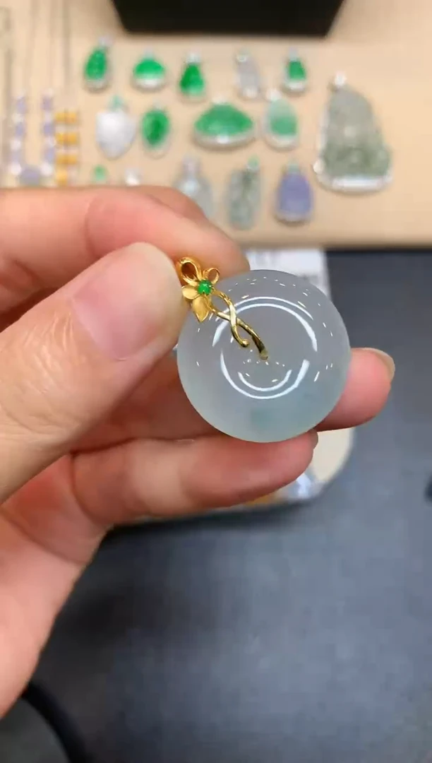 颈饰18K金镶嵌翡翠平安扣【无服务费