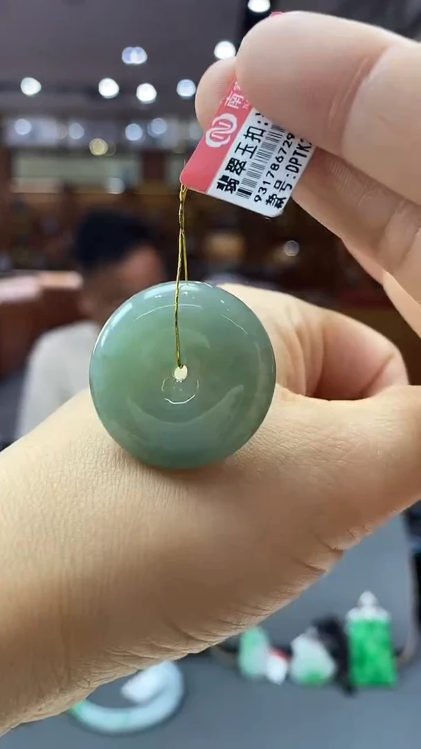 颈饰未镶嵌翡翠平安扣