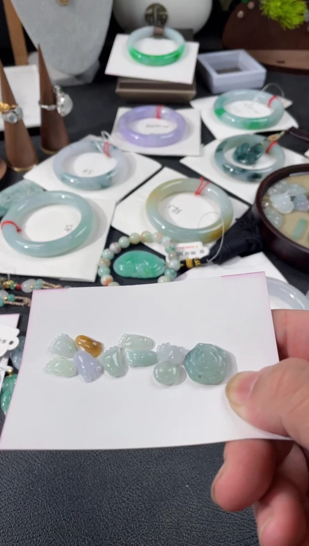 【闪购商品】翡翠颈饰未镶嵌有纹裂