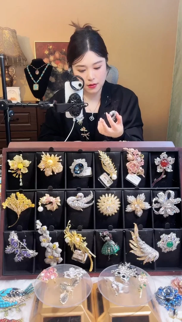 合成立方氧化锆铜合金绿色耳饰