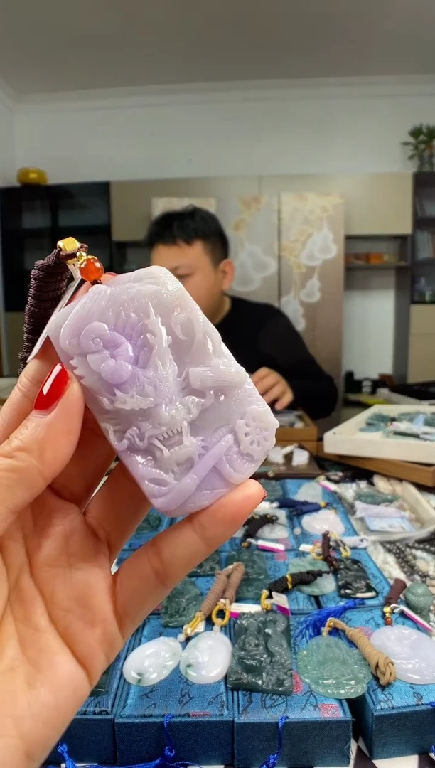 颈饰未镶嵌翡翠 多样性发其一