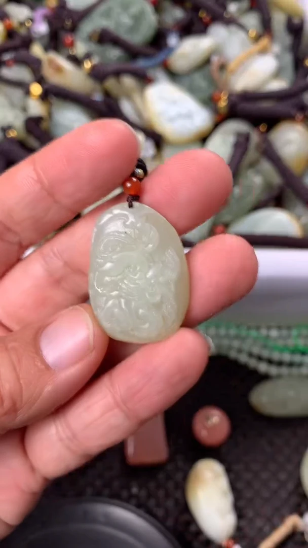 【闪购商品】和田玉颈饰未镶嵌多样性发货没有证书.拍一发一，有瑕