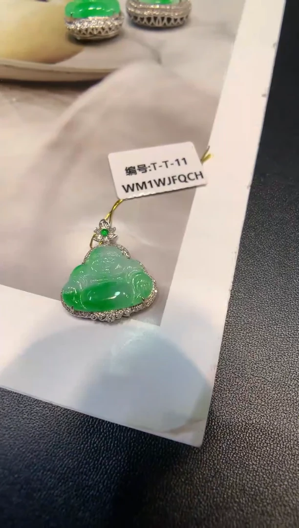 颈饰18K金镶嵌翡翠佛公