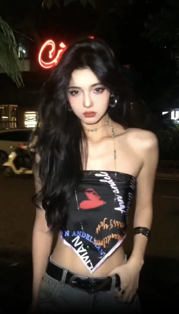 法式辣妹气质印花露肩露背抹胸丝巾上衣女2025新款显瘦牛仔裤套装