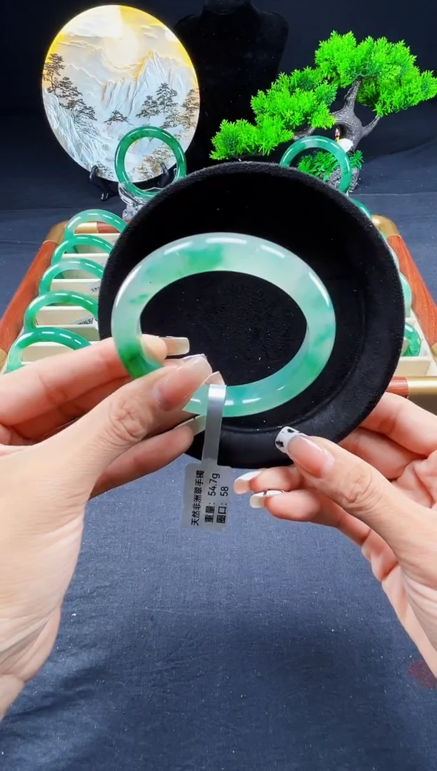 未镶嵌手镯石英质玉（非洲翠）手镯