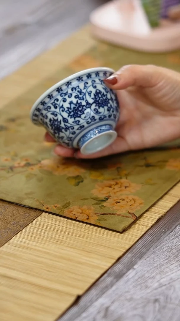 景德镇陶瓷茶器缠枝莲压手杯