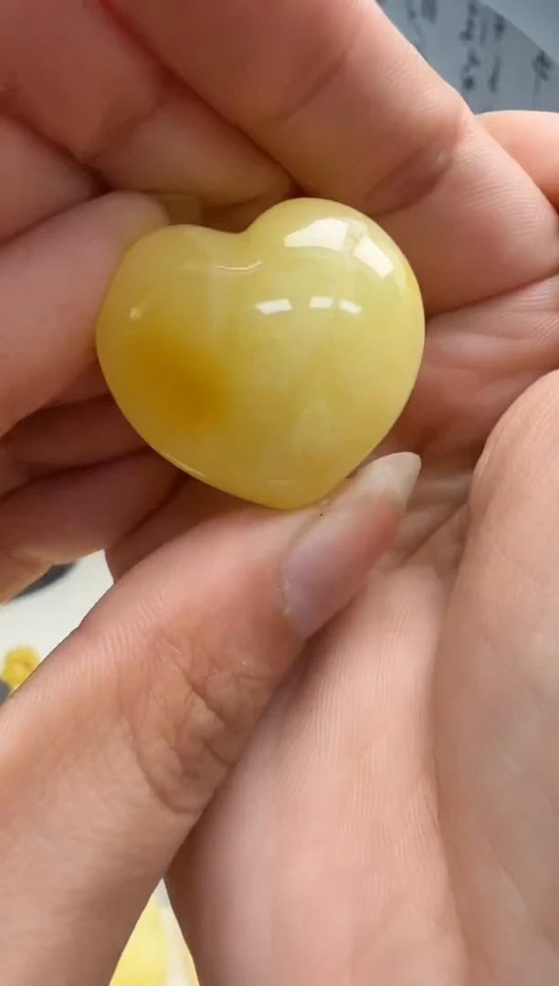 未镶嵌琥珀裸石如图