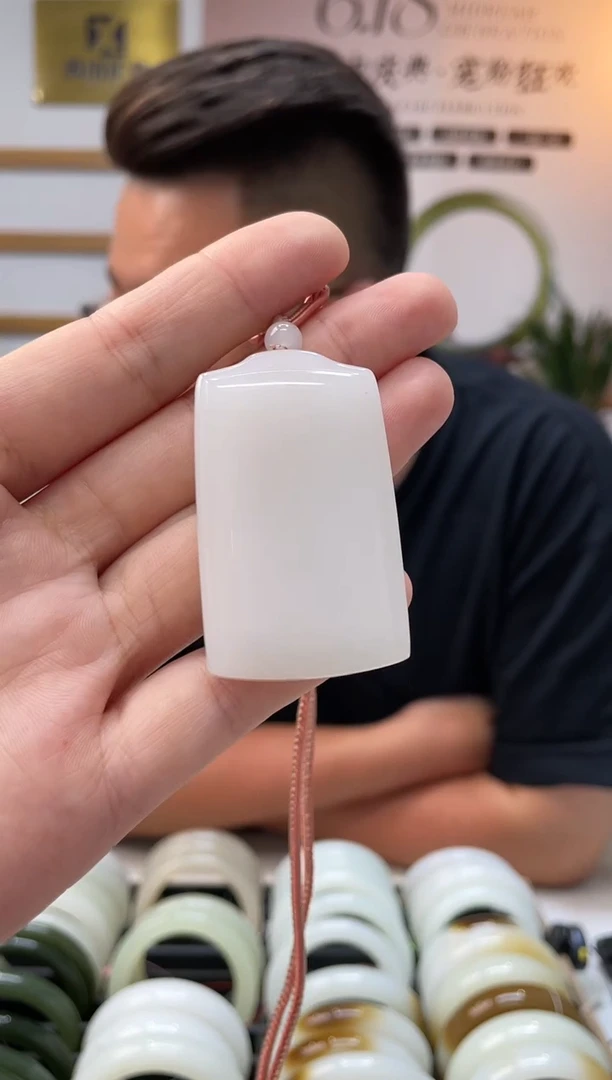 和田玉未镶嵌颈饰于阗无事牌吊坠随机发一件