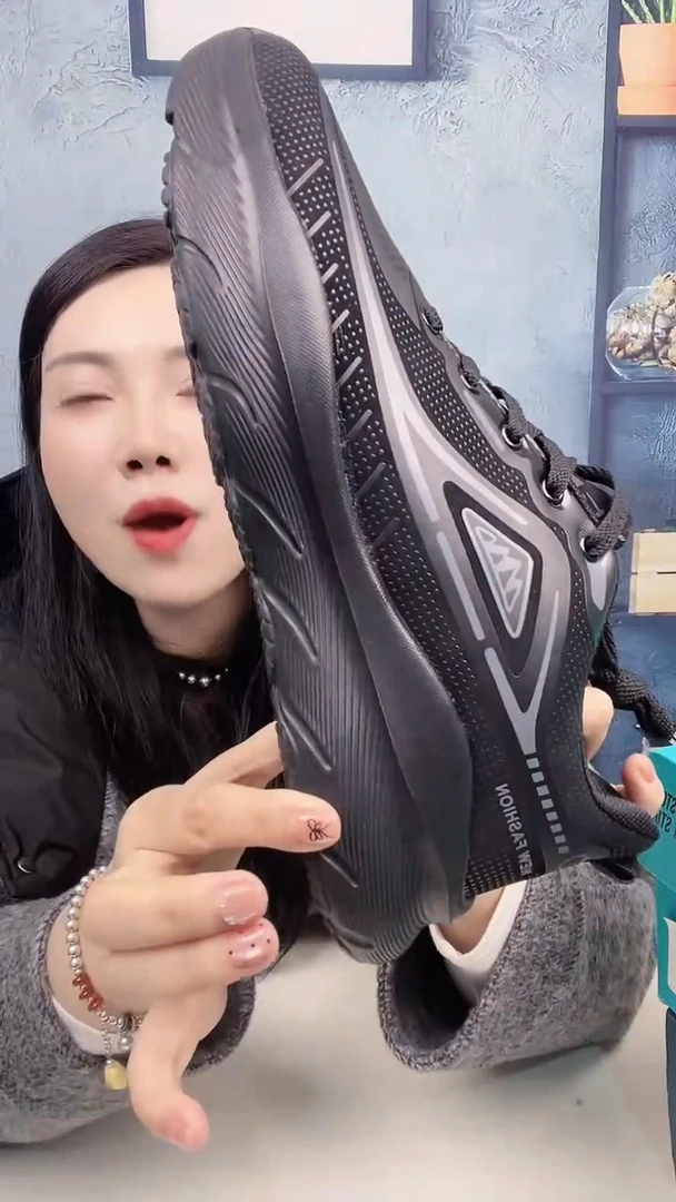 41码 黑灰皮面运动鞋  捡漏