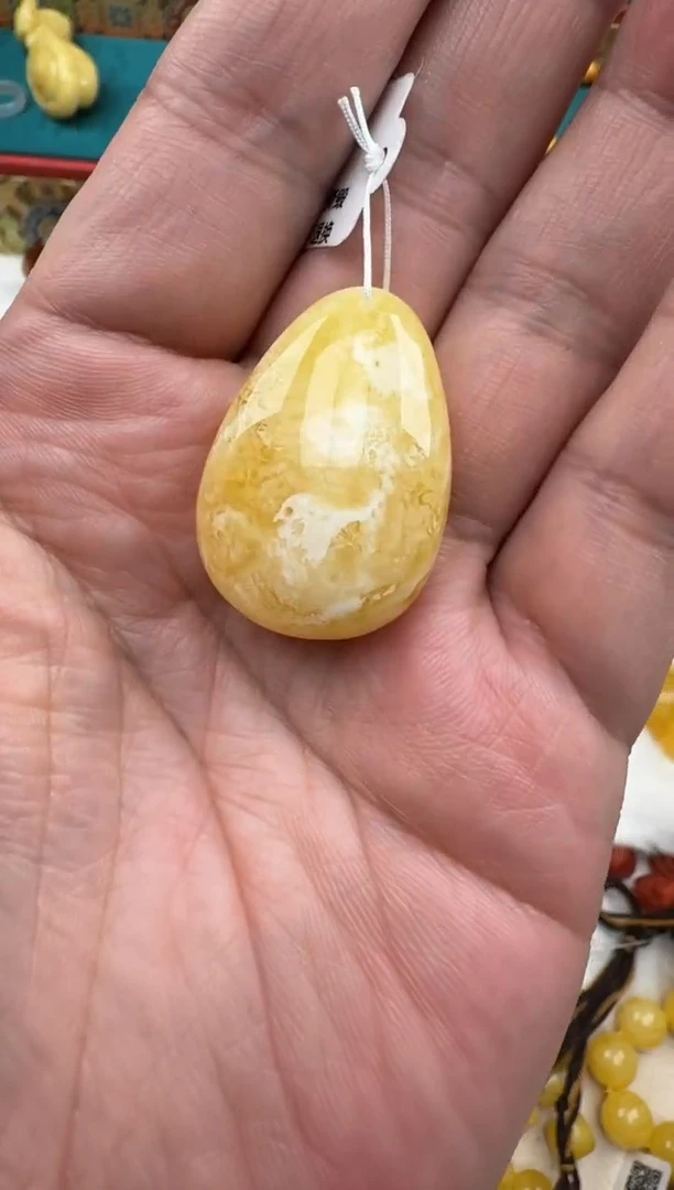 琥珀未镶嵌珠宝奇石6.2克白蜡妖花水滴吊坠HZ142