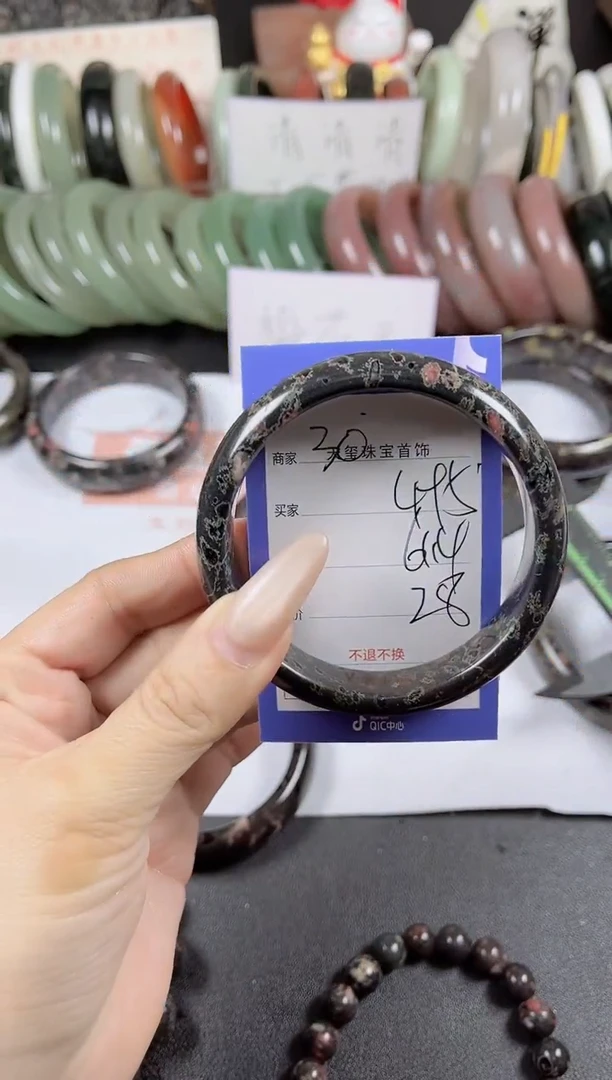 未镶嵌手镯石英质玉495