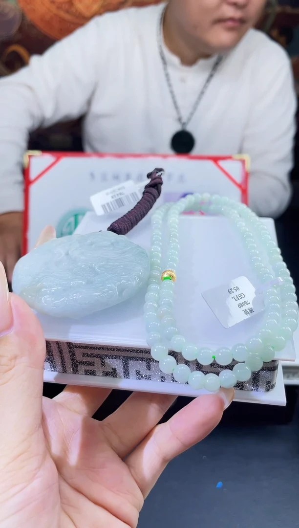 翡翠未镶嵌颈饰多样性发其一