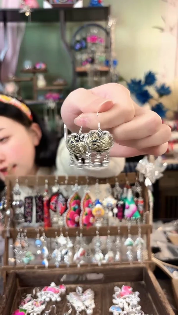 彩云南阁非遗老绣苗银饰品653