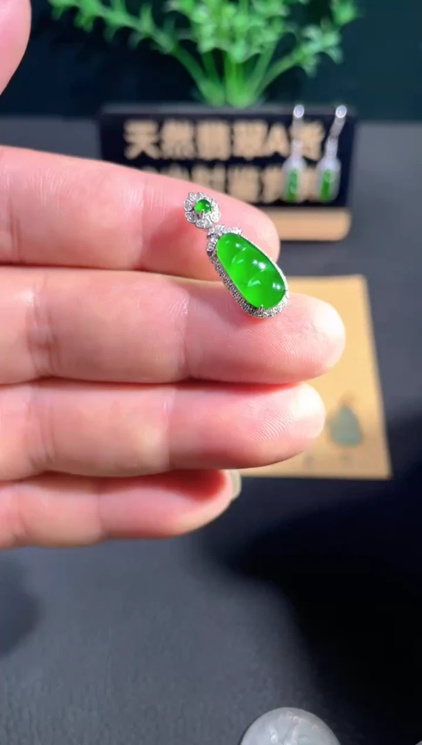 颈饰18K金镶嵌翡翠翡翠