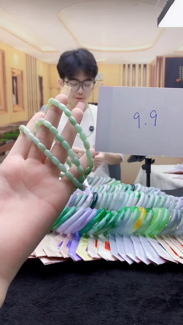 翡翠未镶嵌颈饰多样性发其一