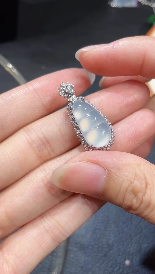 颈饰18K金镶嵌翡翠豆子