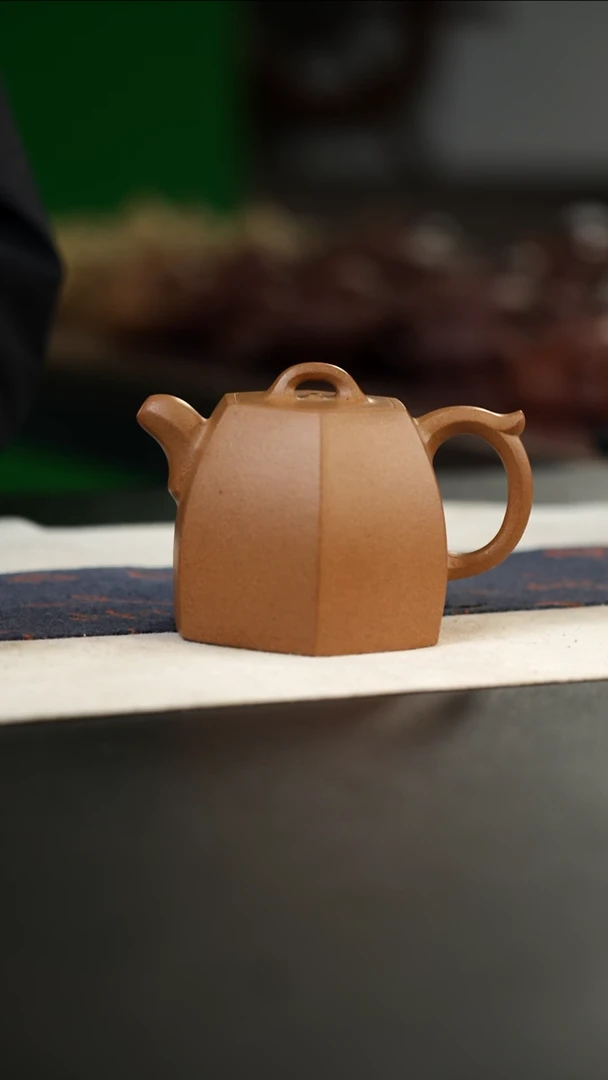 茶壶紫砂金黄段花快，六方铜驼
