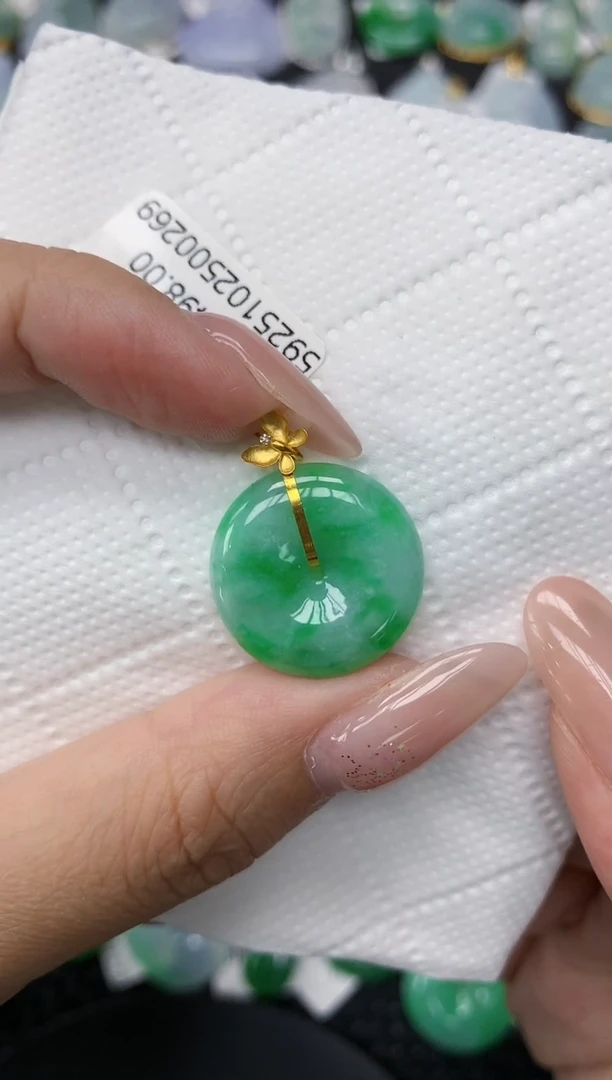 颈饰18K金镶嵌翡翠1111111111