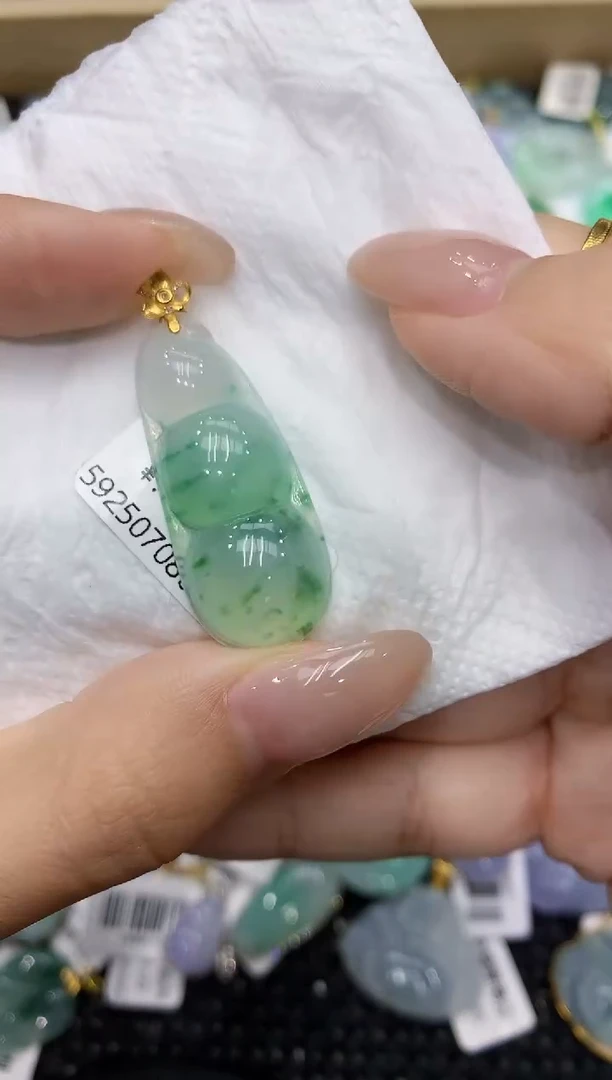 翡翠18K金镶嵌颈饰111111111111