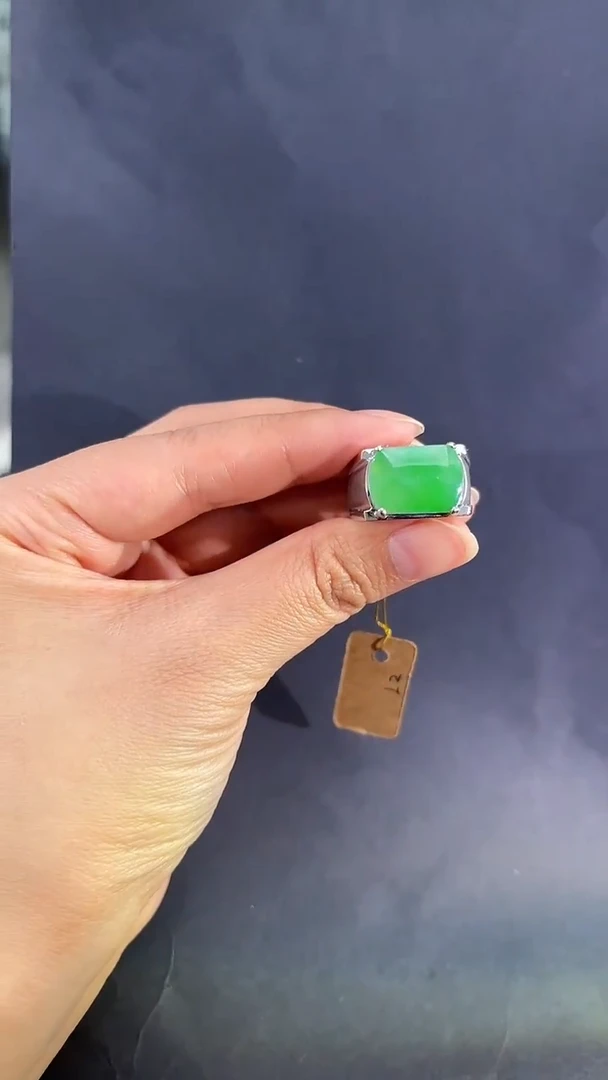 【闪购商品】翡翠戒指18K金镶嵌翡翠马鞍戒指多人不退不换