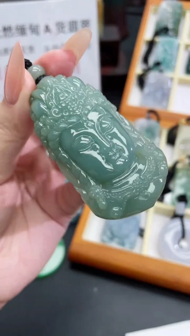 翡翠未镶嵌颈饰观音圣像