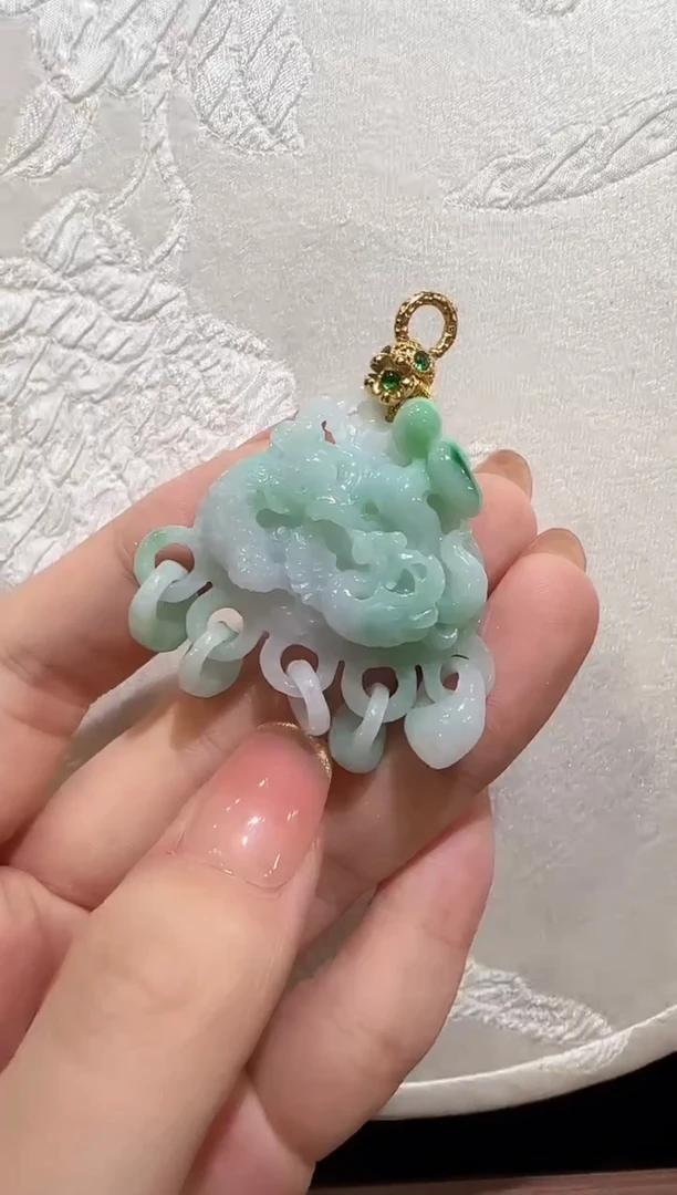 翡翠未镶嵌颈饰国风