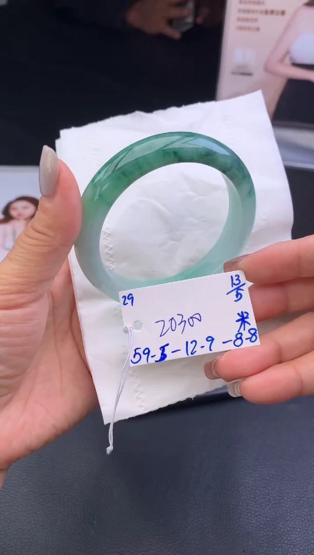 翡翠手镯未镶嵌玉手镯