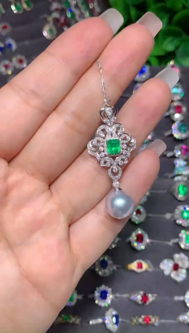 吊坠(不含链)18K金镶嵌祖母绿0.59ct
