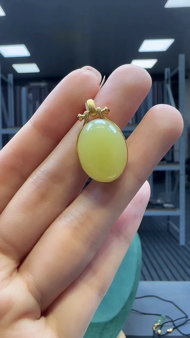 18K金镶嵌和田玉挂件1