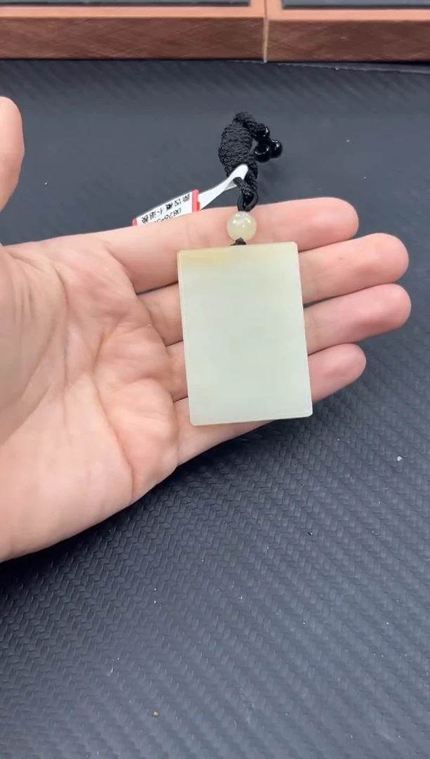 和田玉未镶嵌吊坠(赠链)且末微色差迪克兰吊坠二细