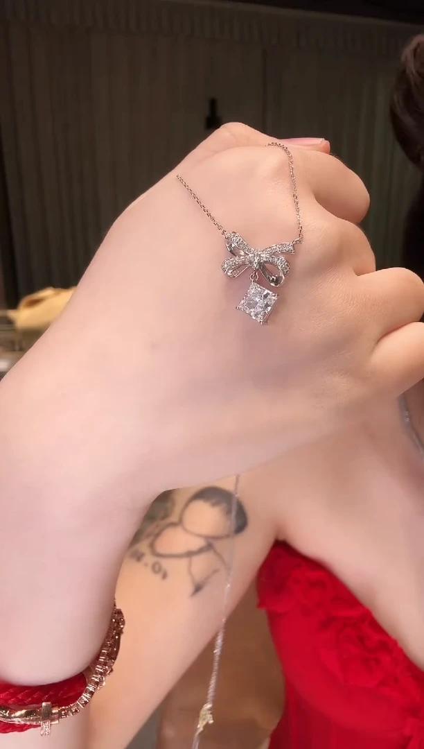 铂Pt950镶嵌项链钻石蝴蝶