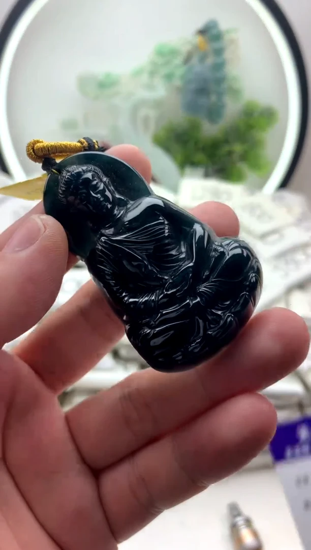 翡翠未镶嵌颈饰大日如来