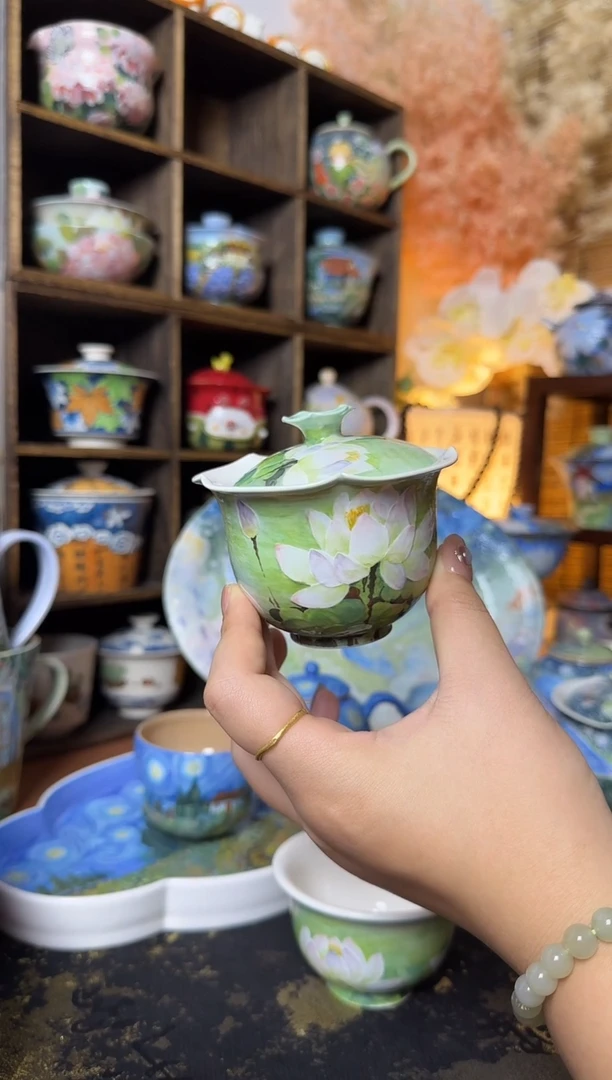 石一荷花花口盖碗