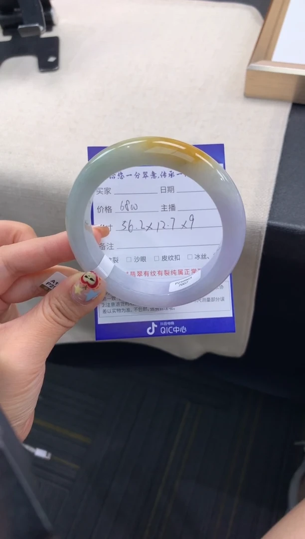 未镶嵌手镯翡翠退货需手镯吊牌标签完好
