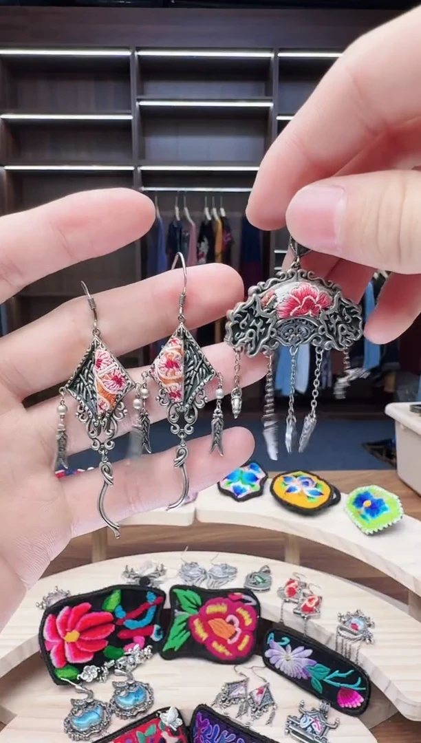 织绣59蒙阿苏苗绣传承