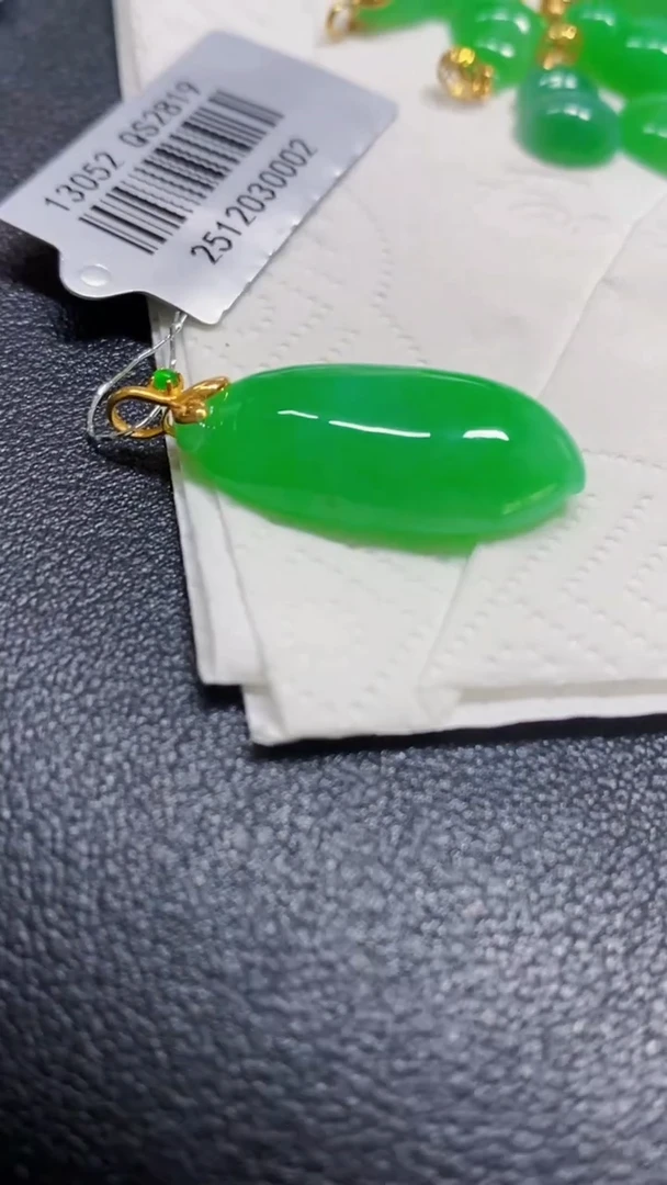 颈饰18K金镶嵌翡翠瓜