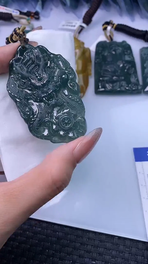 颈饰未镶嵌翡翠
