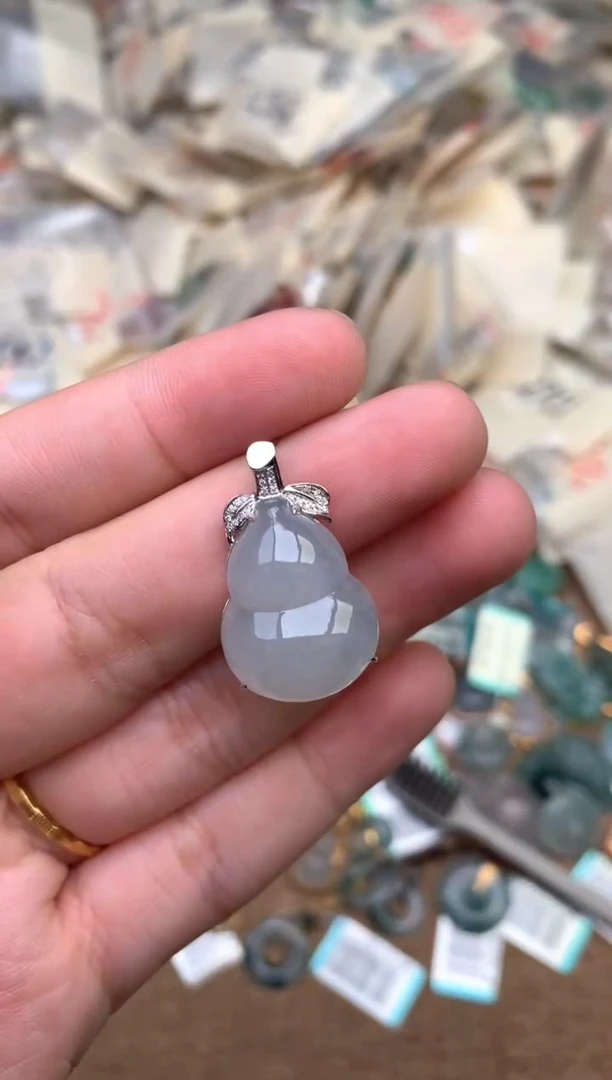 18K金镶嵌挂件翡翠 —