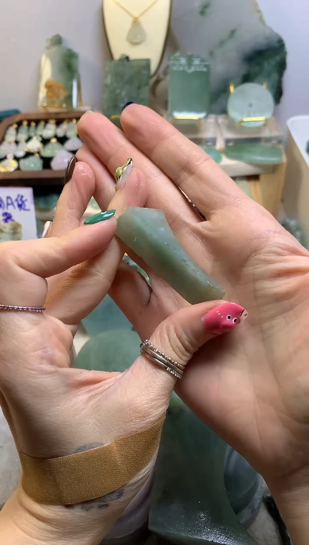 【闪购商品】翡翠挂件未镶嵌 缅甸A货翡翠，没有运费险