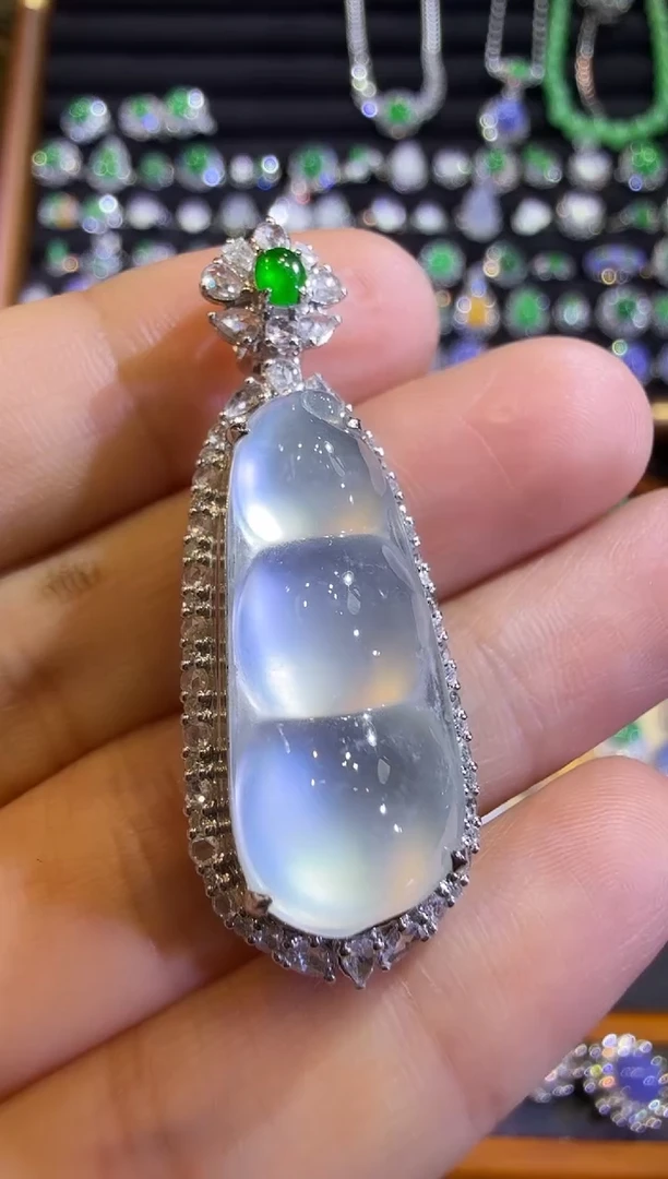 翡翠18K金镶嵌吊坠(赠链)玻璃种起光福豆吊坠