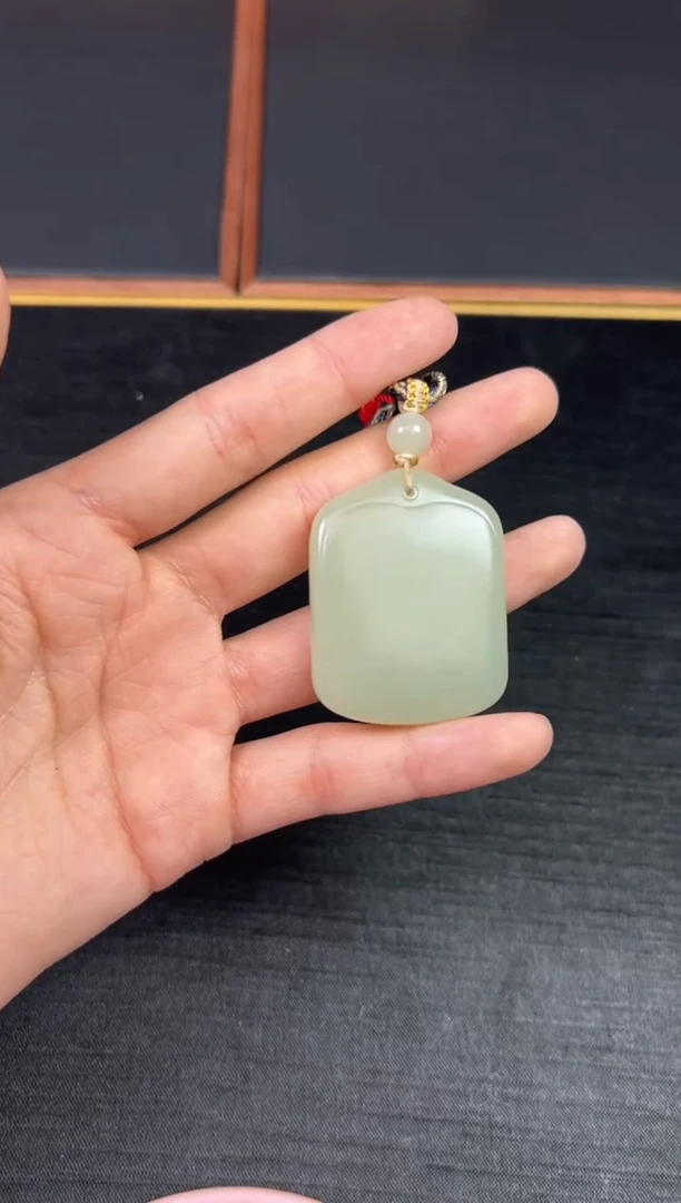 【闪购商品】和田玉吊坠(赠链)未镶嵌且末微色差迪克兰一细