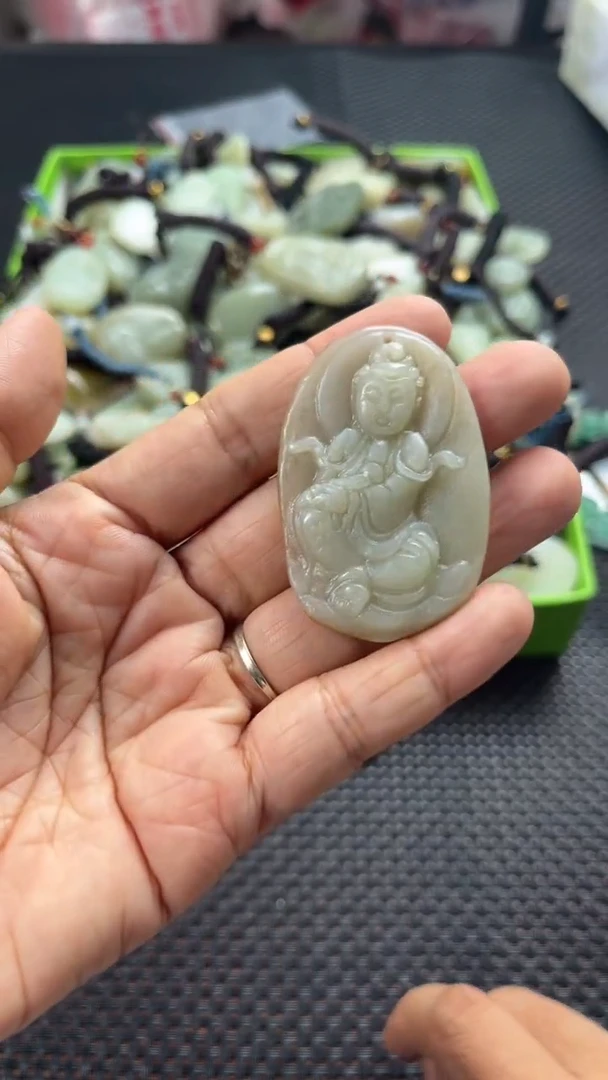 颈饰未镶嵌和田玉（多样性发一件）没有证书有瑕