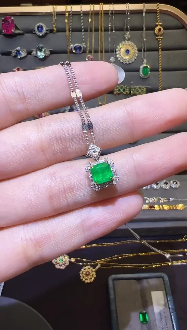 吊坠(赠链)18K金镶嵌祖母绿1.06ct