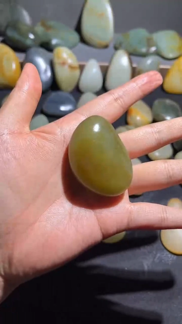 和田玉未镶嵌颈饰斯***?和田玉