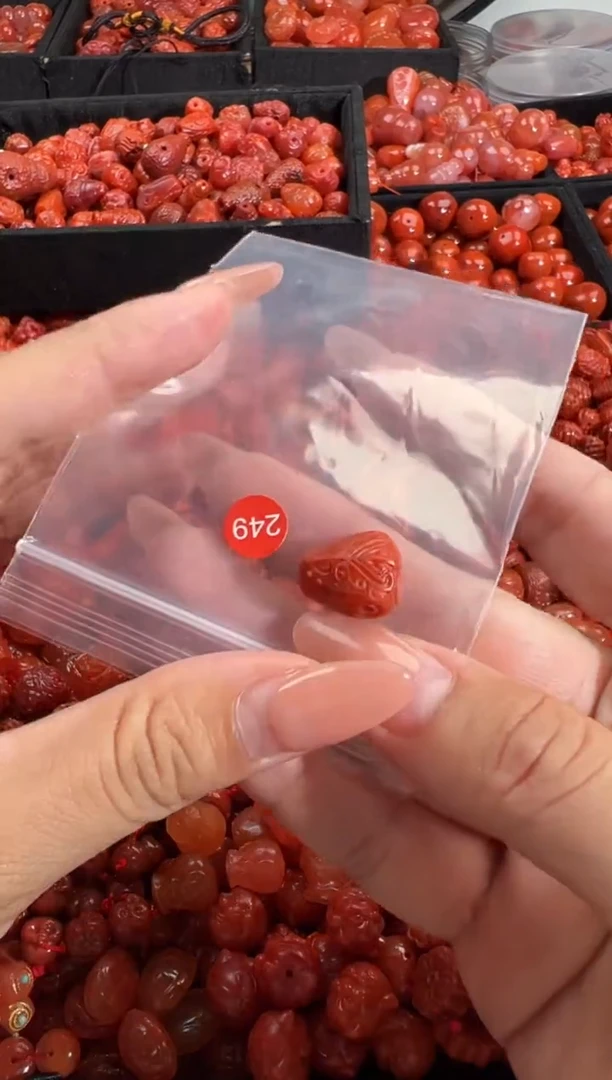 南红玛瑙未镶嵌颈饰1