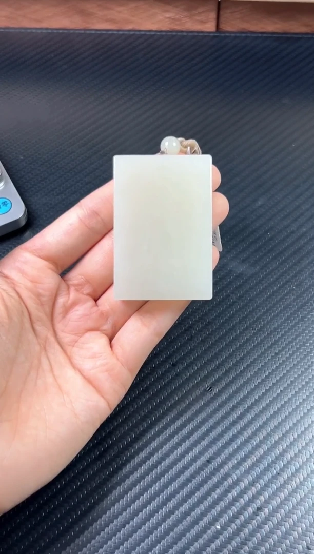 吊坠(赠链)未镶嵌和田玉黑山微色差m